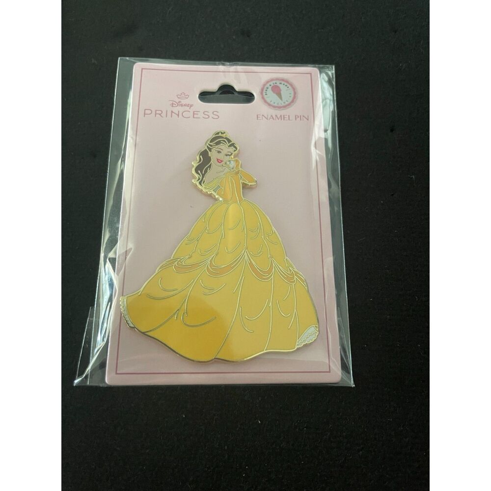 Belle in Yellow dress with Chip PALM Pink a la Mode